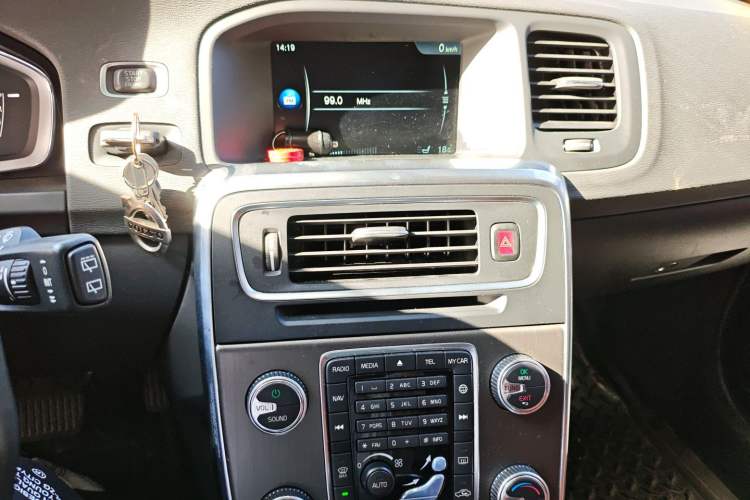 Used Volvo V60 2014 Restyled T5 Zhiya Edition Audio And AC Panel