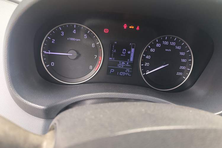 Used Hyundai ix25 2015 1.6L Automatic Two-Wheel-Drive Deluxe DLX Model Odometer Close Up