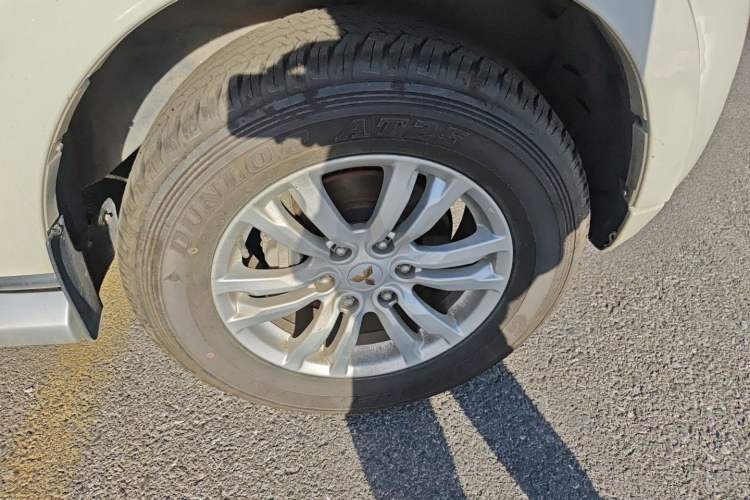 Used Mitsubishi Pajero  Right Front Wheel Hub