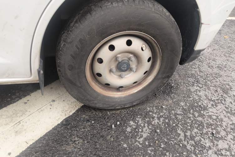 Used CHANGAN KAICHENG Ruixing EM80 2023 Side-Hinged 6-Seater Comfort Version 38.7 kWh Right Front Wheel Hub