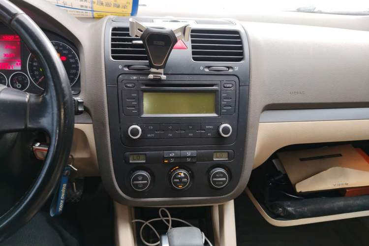 Used Volkswagen Sagitar 2010 1.4 TSI Automatic Luxury Model Audio And AC Panel