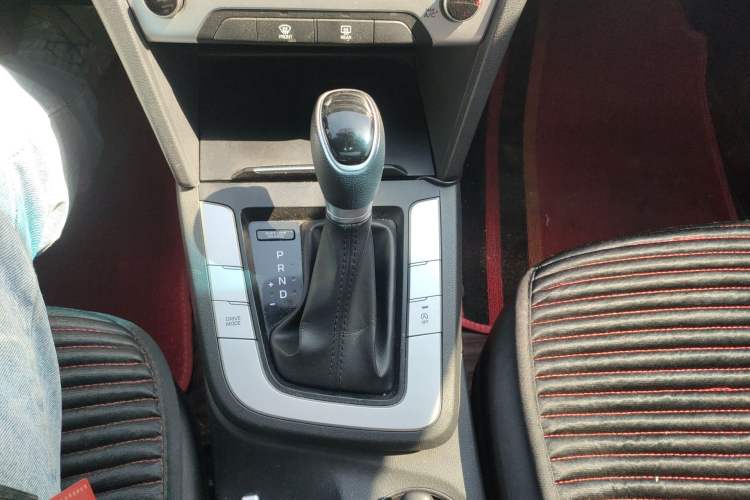 Used Hyundai Elantra (6th Generation / Lingdong) 2016 1.6L Automatic ZhiXuan – Elite Version Gear Lever