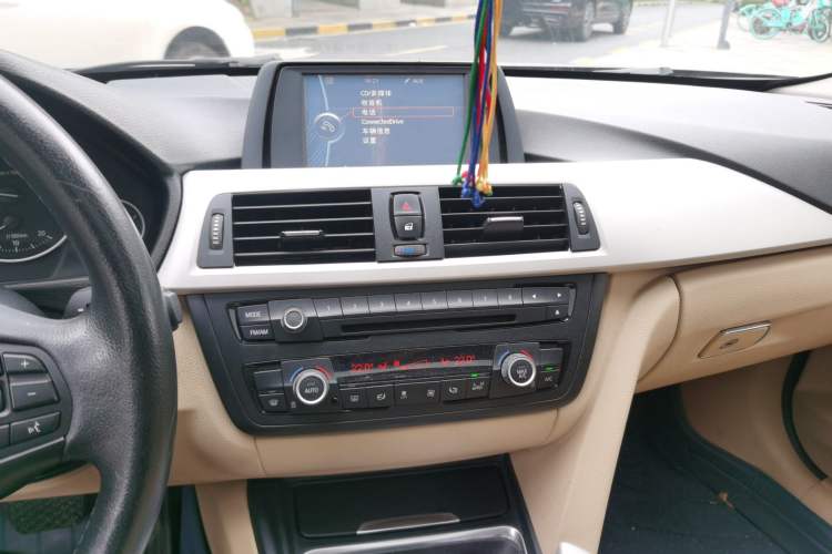 Used BMW 3 Series 2013 320Li Fashion Model Audio And AC Panel