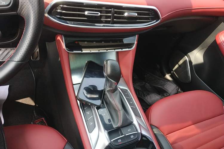 Used MG HS 2018 30T Automatic Two-Wheel Drive Trophy Edition—High-Octane V-Model Gear Lever