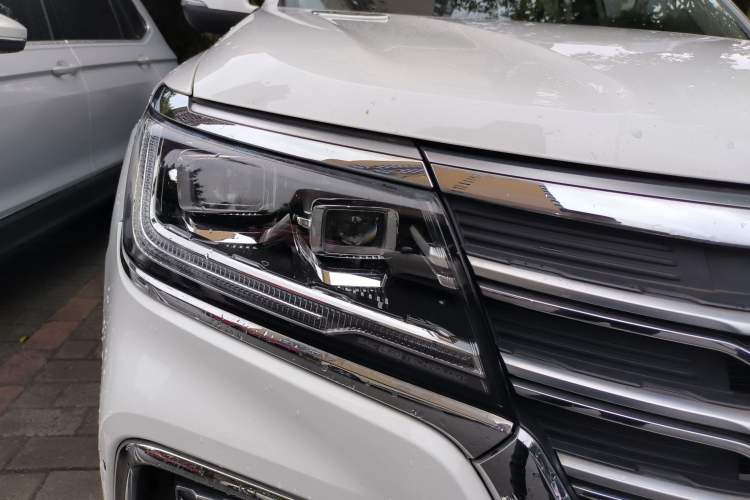 Used Roewe RX8 2018 30T Smart Connectivity Two-Wheel Drive Flagship Edition
