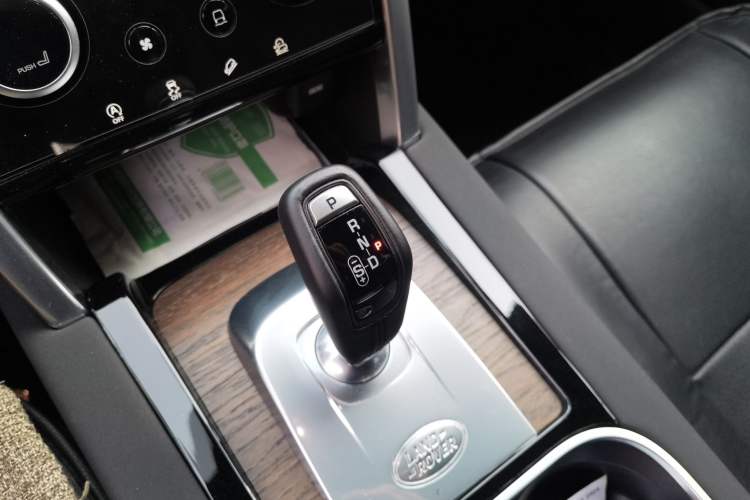 Used Land Rover Discovery Sport 2021 249 PS R-Dynamic S Performance Edition Gear Lever