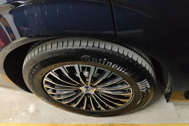 Used Denza D9 2022 DM-i 970 Four-Wheel Drive Flagship Model Right Rear Wheel Hub