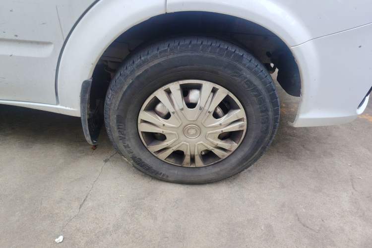 Used JMC Fushun 2023 2.0T Manual Mid-Drive Mid-Roof Commercial Multi-Purpose 7-Seater Passenger Vehicle Right Front Wheel Hub