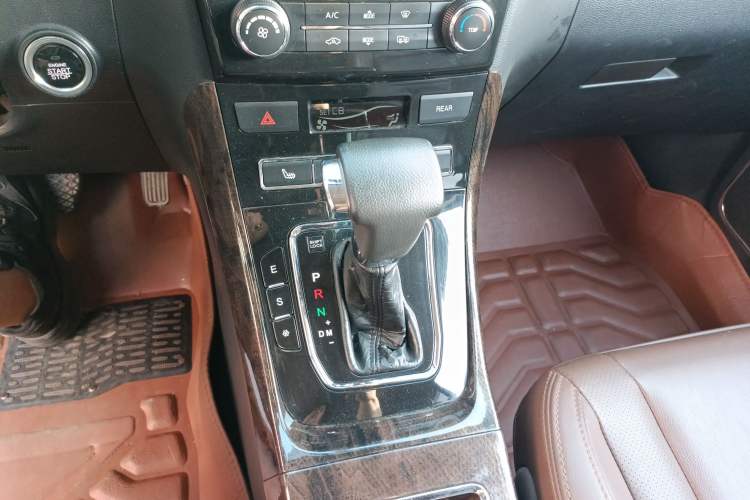 Used Lifan Auto Xuanlang 2017 1.5T Automatic Luxury Model Gear Lever