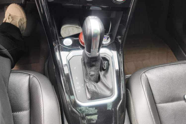 Used Volkswagen T-ROC 2019 280TSI DSG Two-Wheel Drive Comfort Version China VI Standard Gear Lever