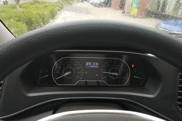 Used SAIC MAXUS Xintu V80 2024 Aotong Value Edition 6AMT Short Wheelbase Mid-Roof Model 127 Ps 5/6 Seats