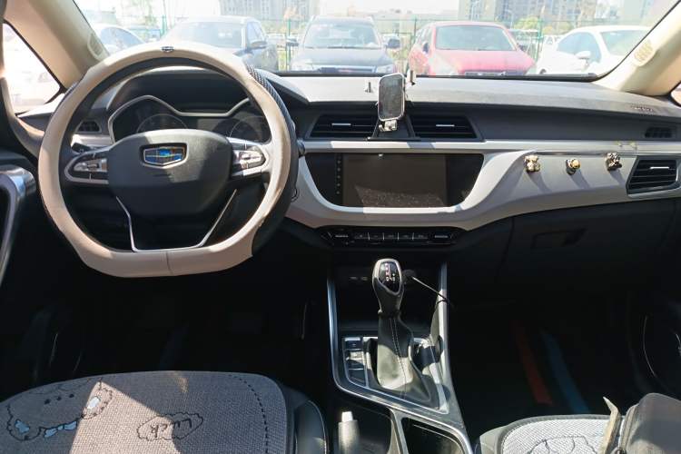 Used Geely Auto Vision X3 2019 Upgraded Model 1.5L CVT Elite Version Center Console