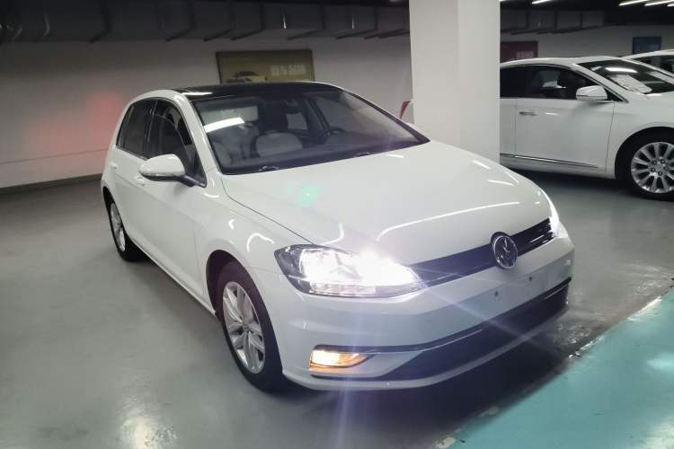 Used Volkswagen Golf 2018 230TSI Automatic Comfort Model Front Right 45 Deg