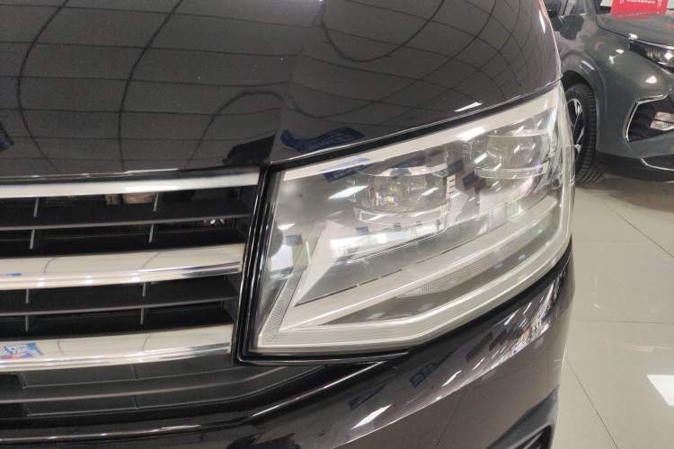 Used Volkswagen Caravelle 2018 2.0 TSI 4x4 Comfort Edition 7 Seats Left Front Headlight