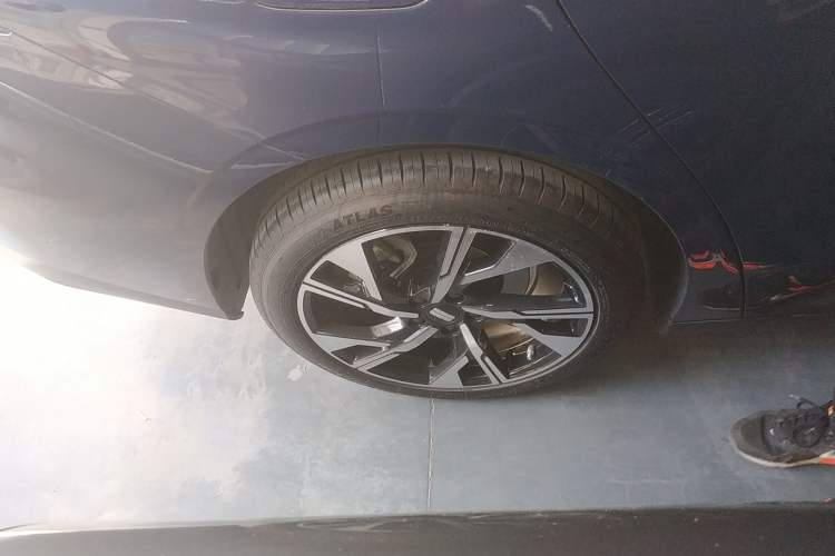 Used Geely Galaxy L6 2023 125km Starship Right Rear Wheel Hub