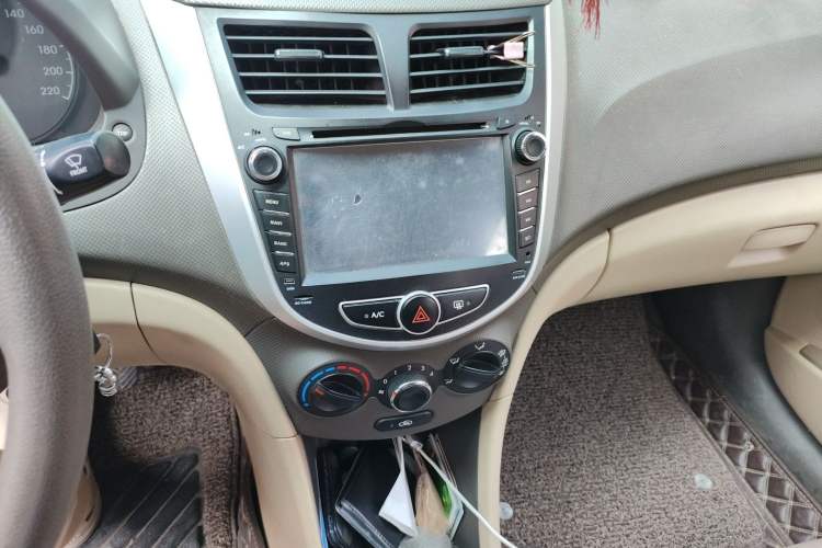 Used Hyundai Verna (older generation) 2010 Sedan 1.4L Manual Comfort GS Audio And AC Panel