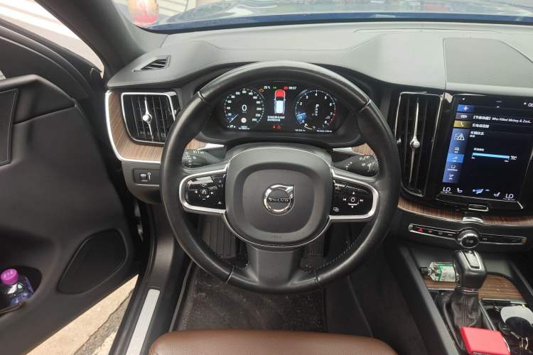Used Volvo XC60 2021 T5 4x4 Smart Luxury Edition Steering Wheel