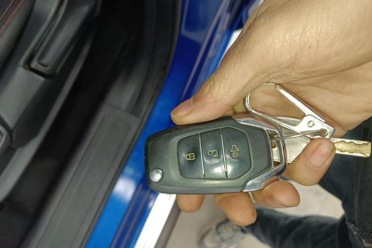 Used SAIC MAXUS T60 2017 2.0T Gasoline Automatic Two-Wheel Drive High-Ride Elite Standard Cabin