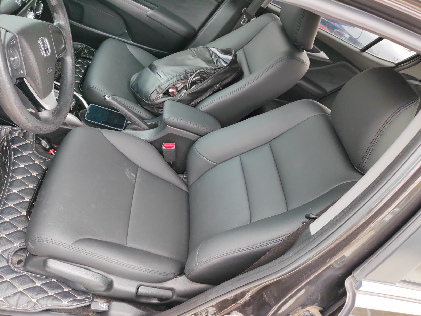 المقاعد الأمامية داخل السيارة