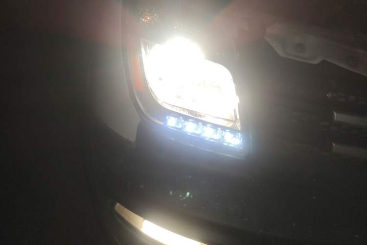 Used SAIC MAXUS Xintu V80 2019 2.5T Classic Model 6-Speed Manual Aotong Long Wheelbase Mid-Height 7-Seater
