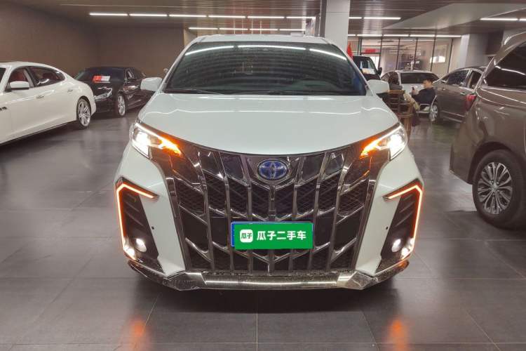 Used Toyota SIENNA 2023 2.5L Hybrid Platinum Edition Front