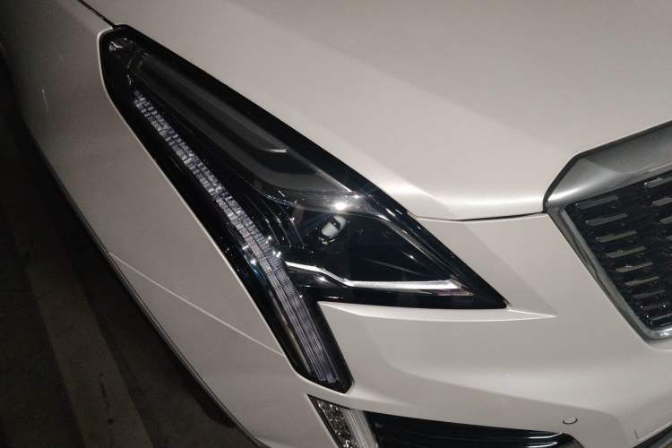 Used Cadillac XT5 2022 2.0T Two-Wheel Drive Luxury Version Right Front Headlight