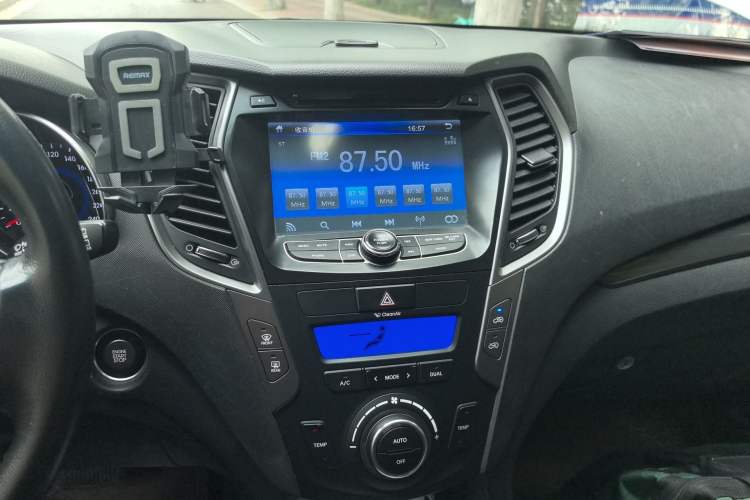 Used Hyundai Santa Fe 2013 2.4L Automatic Two-Wheel Drive Smart Version Audio And AC Panel