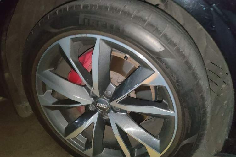 Used Audi Q7 2020 55 TFSI quattro S line sports model Right Front Wheel Hub