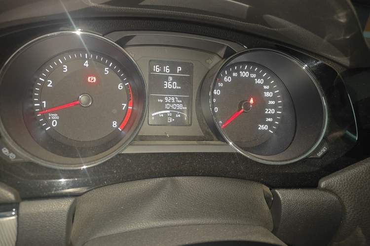 Used Volkswagen Sagitar 2018 1.6L Automatic Comfort Model Odometer Close Up