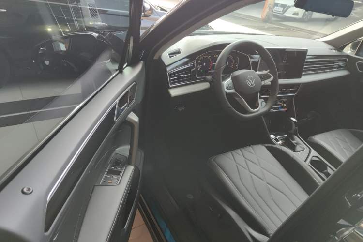 Used Volkswagen Tiguan L 2024 Outstanding Model 300TSI Automatic Two-Wheel Drive Longteng Edition
