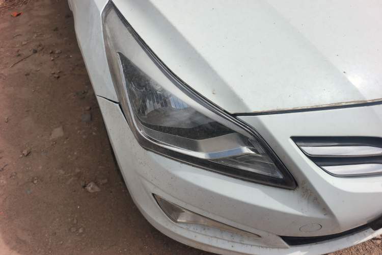 Used Hyundai Verna (older generation) 2014 1.4L Automatic Smart GLS Right Front Headlight