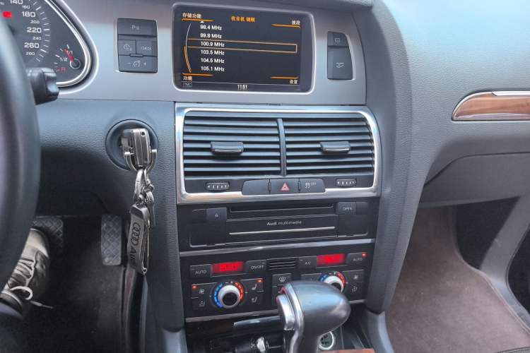 Used Audi Q7 2014 35 TFSI Ambition Edition Audio And AC Panel