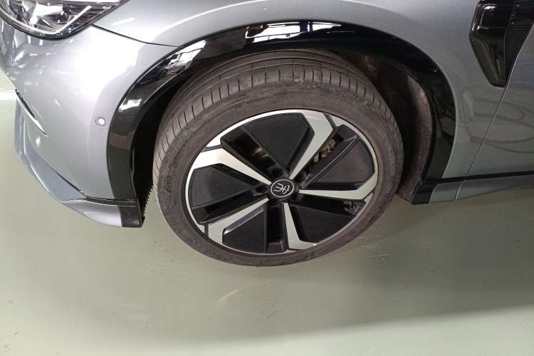 Used BYD Song L EV 2025 662 km Advanced Intelligent Driving Version Left Front Wheel Hub