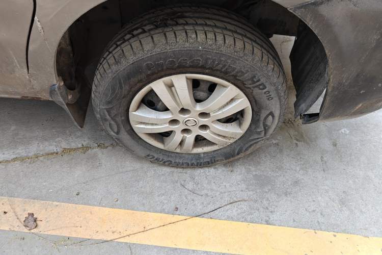 Used FORTHING Lingzhi 2013 M3 1.6L 7-Seater Comfort Model Right Front Wheel Hub