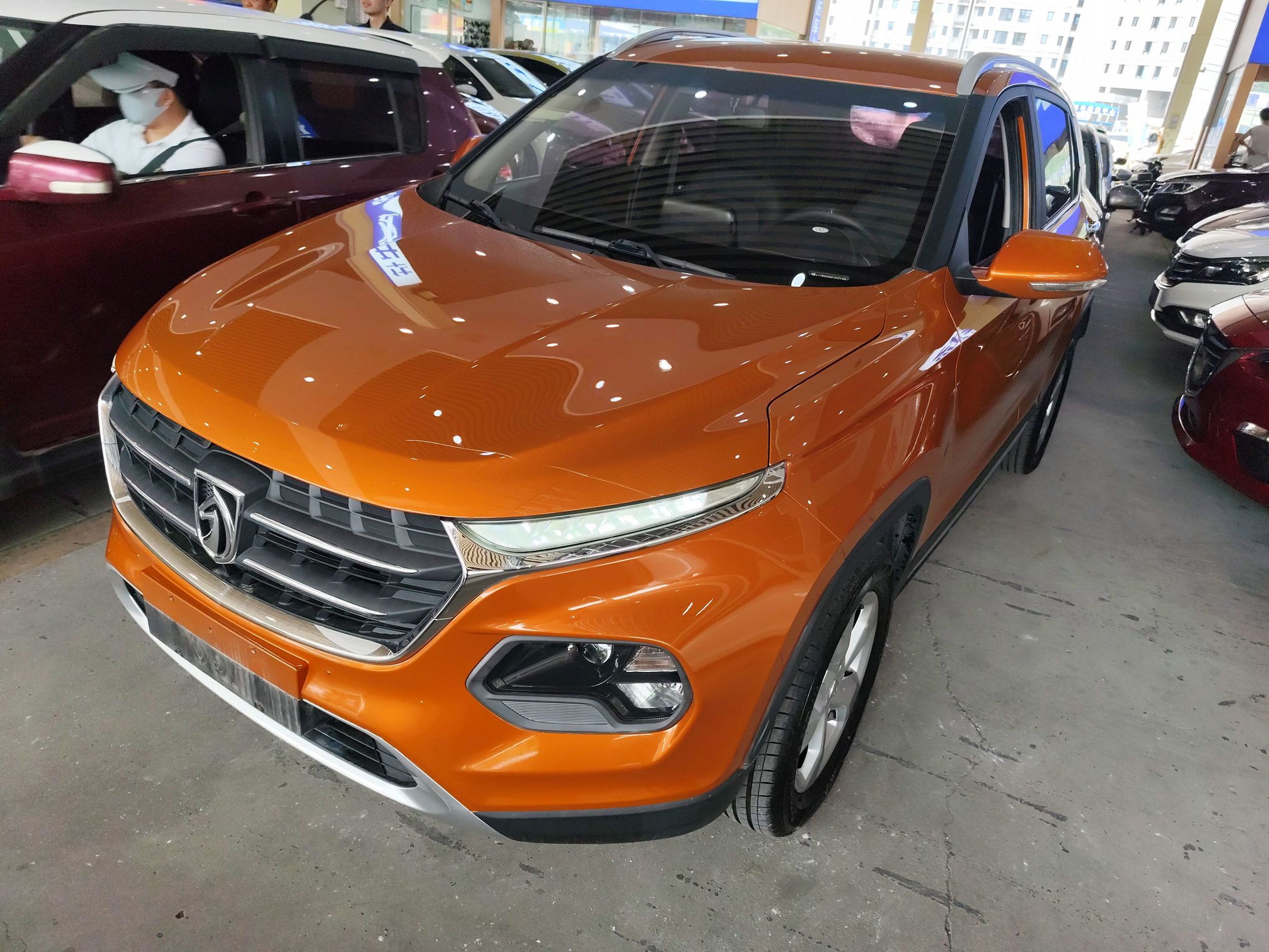 تحت مقدمة السيارة