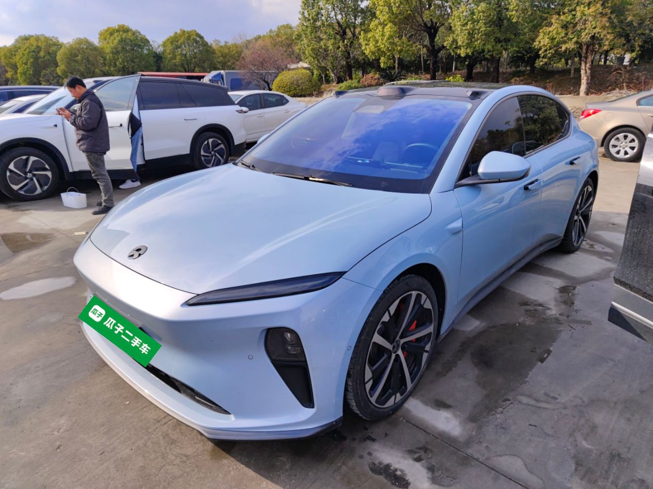 Под передней частью автомобиля