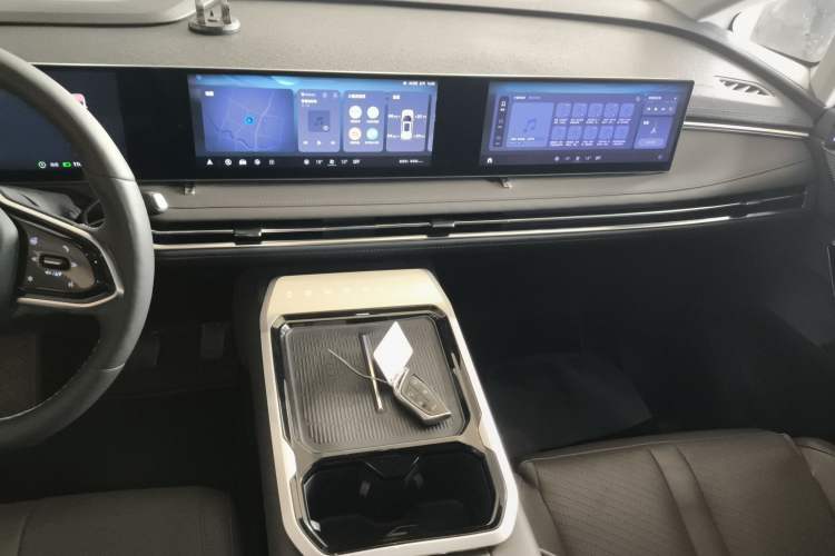 Used SAIC MAXUS Dajia 7 2024 605 km Extended Range Highland Version Six-Seater Audio And AC Panel