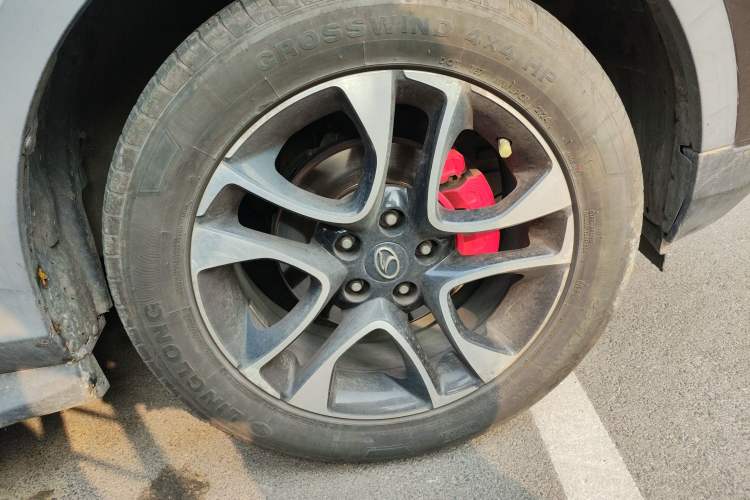 Used Soueast DX7 2017 1.5T Automatic White Rider Trim Right Front Wheel Hub