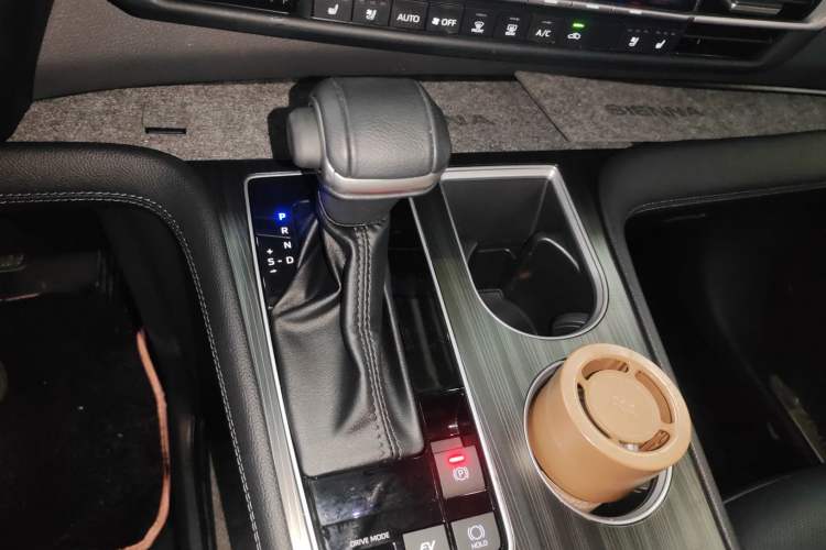 Used Toyota Sienna 2023 2.5L Hybrid Deluxe Edition