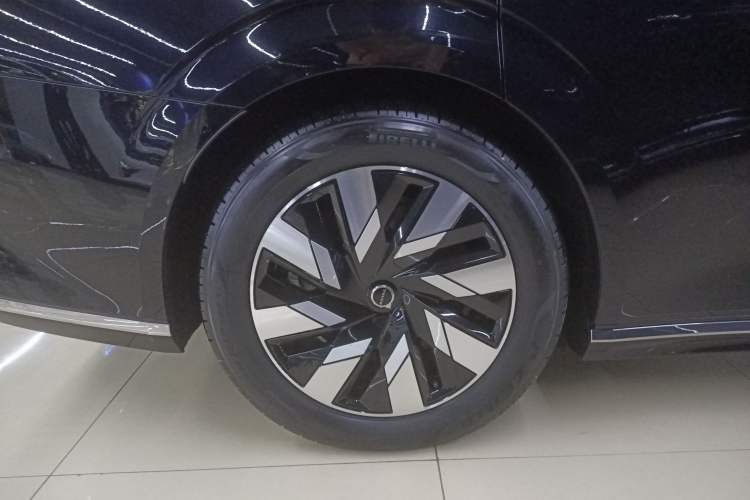 Used Volvo EM90 2025 Ultra Six-Seater
