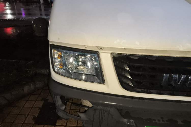 Used Iveco Daily 2021 2.5T A35 M1 Passenger Van 5-9 Seater Short Wheelbase Mid-Roof Design Dual Tires Side Sliding Door