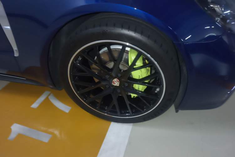 Used Porsche Panamera 2022 Panamera Executive Long Wheelbase 2.9T Right Front Wheel Hub