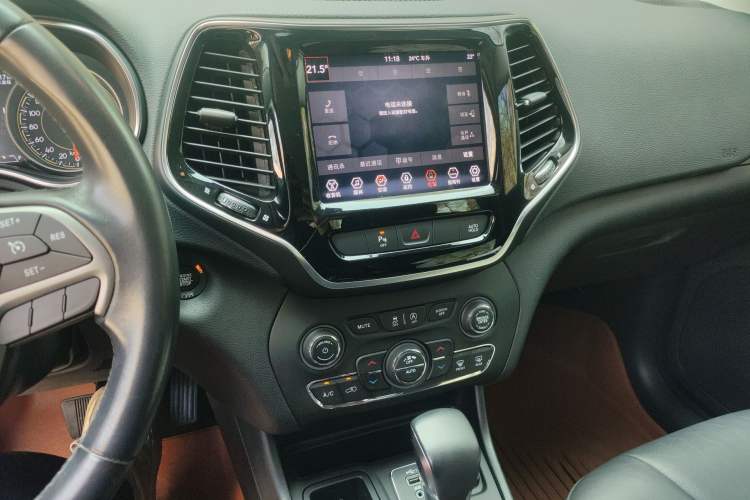 Used Jeep Cherokee 2019 2.0T Two-Wheel Drive Smart Enjoyment Version China VI
