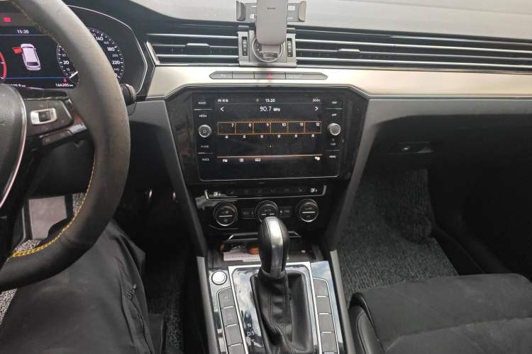 Used Volkswagen Variant 2018 380TSI Two-Wheel Drive Comfort Edition Audio And AC Panel