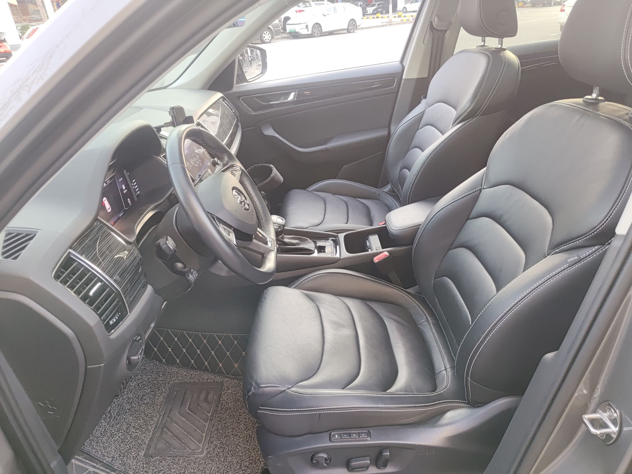 Переднее сиденье в автомобиле