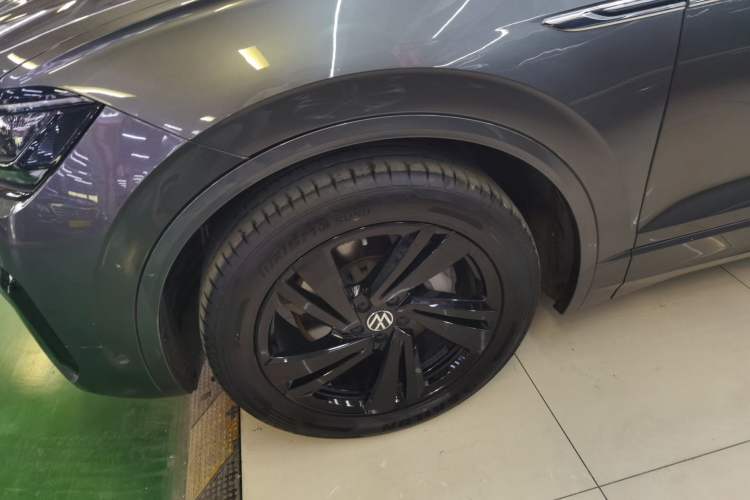 Used Volkswagen Touareg 2021 3.0 TSI Luxury Edition Black Diamond Sport Package Left Front Wheel Hub