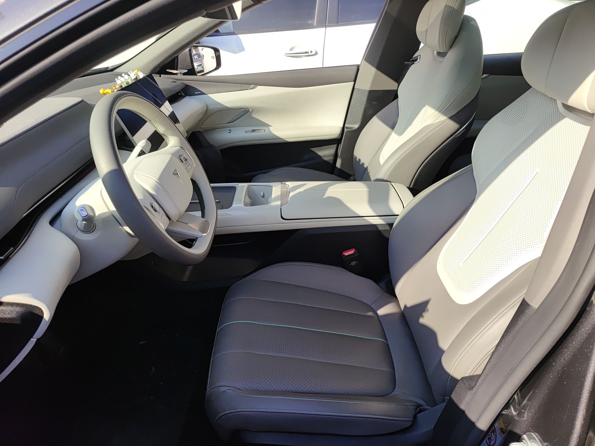 المقاعد الأمامية داخل السيارة