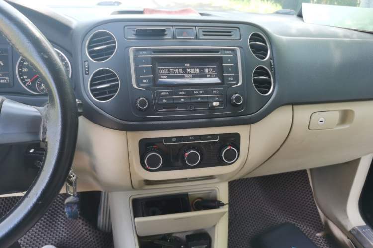 Used Volkswagen Tiguan 2015 1.8TSI Manual Two-Wheel Drive Fashion Edition Audio And AC Panel