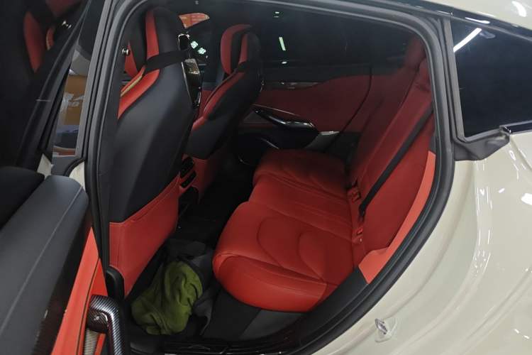 Used Xiaomi Auto SU7 2024 Four-Wheel Drive Ultra-Long Range Advanced Intelligent Driving Max Edition
