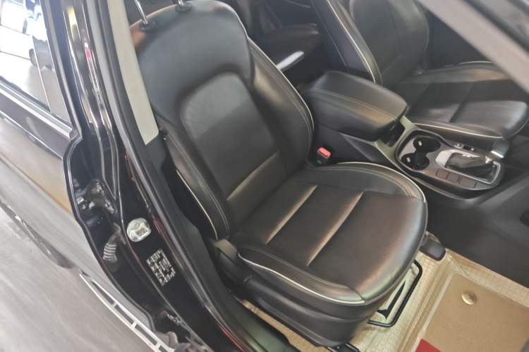 Used Hyundai Santa Fe 2017 2.4L Automatic Two-Wheel Drive Smart Version 5 Seats Right Front Seat